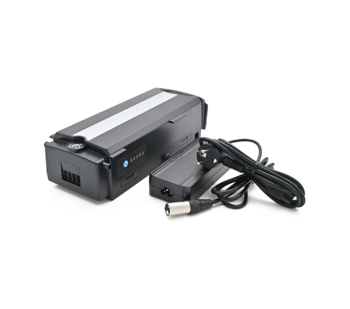 Vue trois quarts de la batterie de vélo Giant Twist Compatible 13Ah avec chargeur de face.