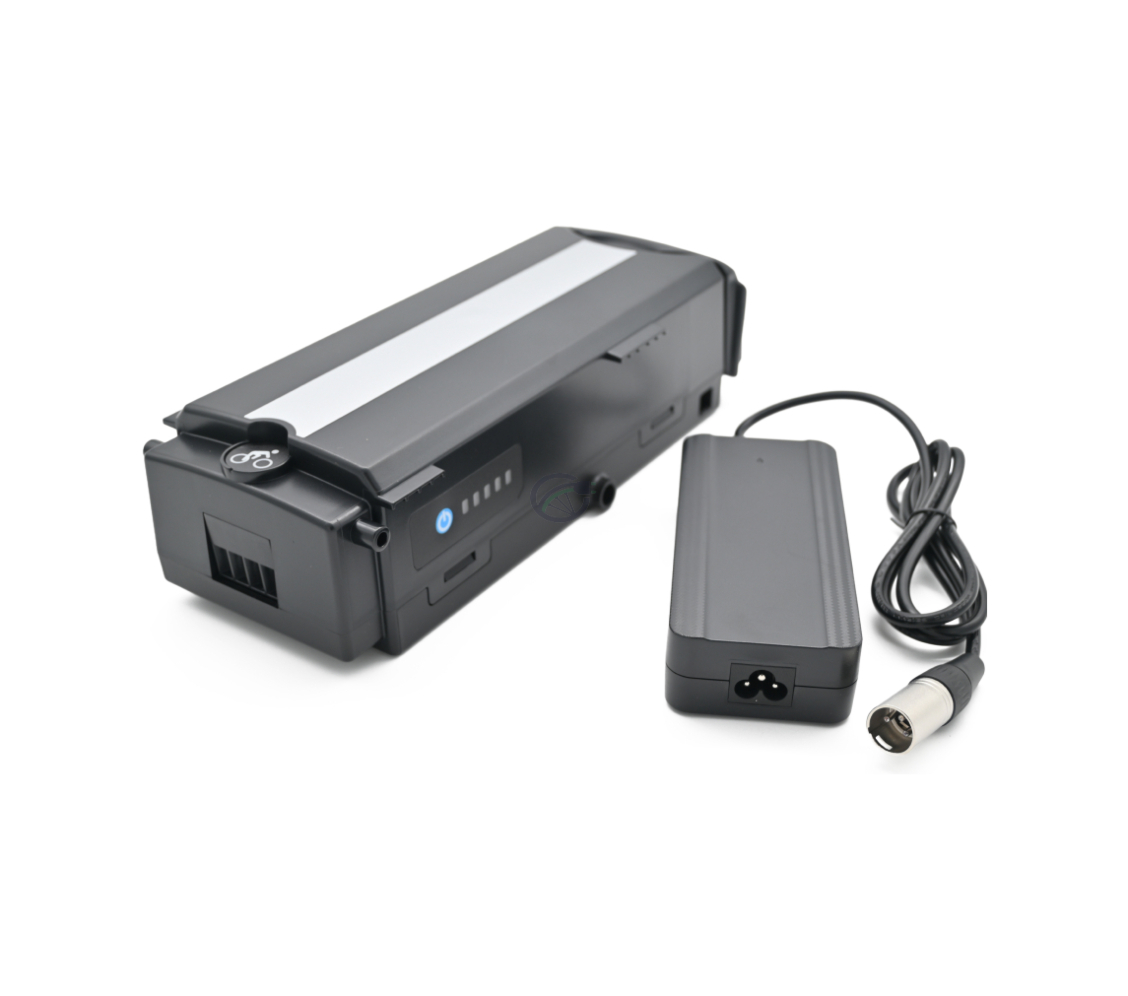 Vue trois quarts de la Giant Twist Compatible 13Ah avec le chargeur à côté de la batterie.