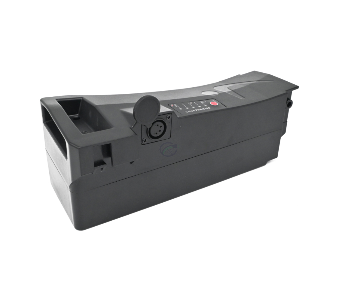 Vue en trois quarts de la batterie compatible Impulse 36V 14.5Ah produite par EYXON. L'image est prise depuis un angle oblique montrant le côté et le dessus. Le couvercle du connecteur est ouvert.