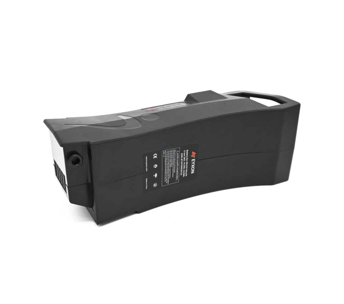 Batterie compatible Impulse 36V 14.5Ah produite par EYXON vue sous un angle oblique. Principalement le côté avec l'étiquette est clairement visible.