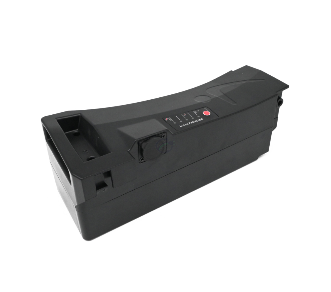 Batterie compatible Impulse 36V 14.5Ah produite par EYXON vue sous un angle oblique. La poignée, le dessus et le côté de la batterie sont visibles.