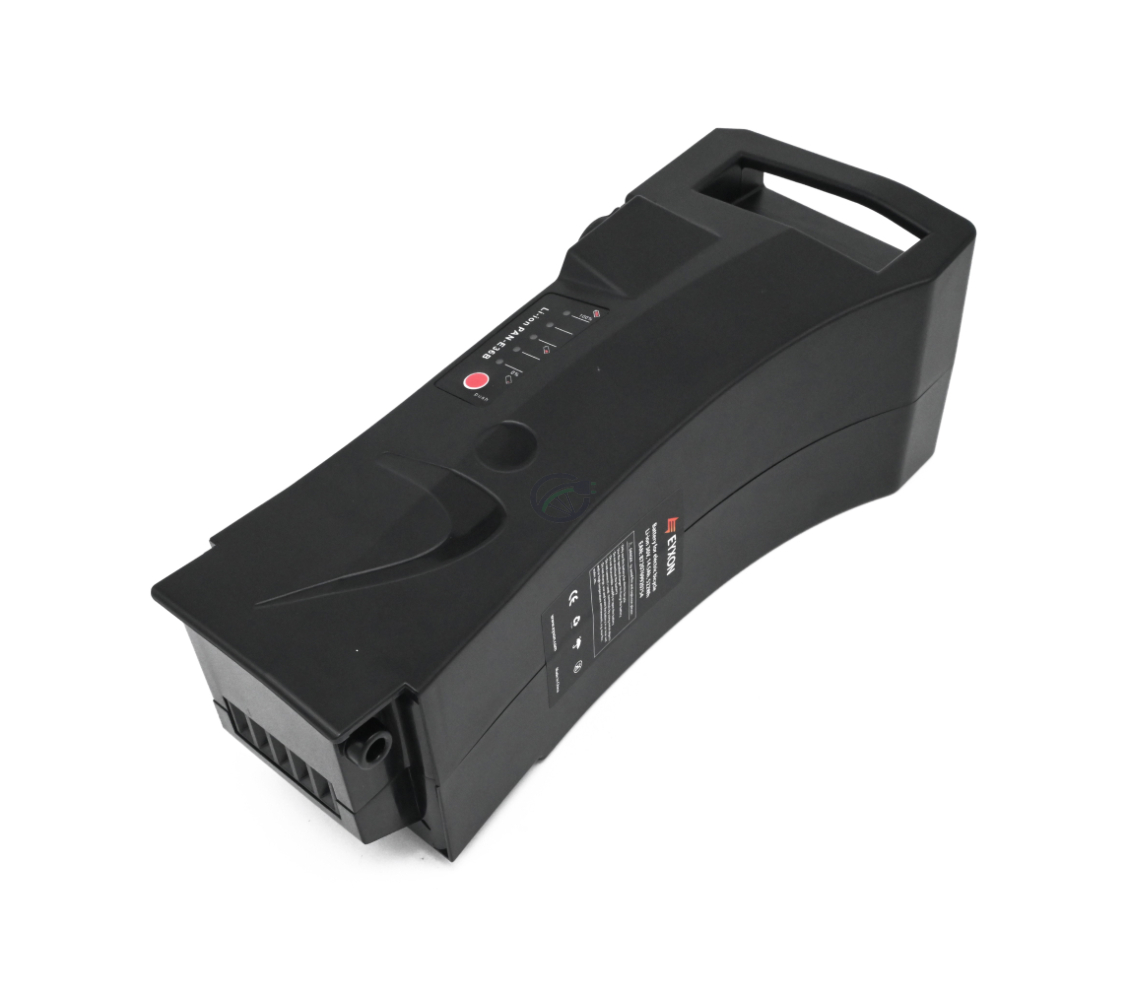 La batterie compatible Impulse 36V 14.5Ah produite par EYXON vue de dessus sous un angle oblique. Le côté avec l'étiquette et le dessus de la batterie sont visibles.