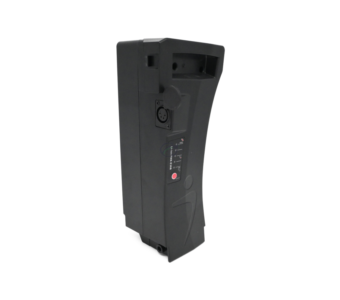 La batterie compatible Impulse 36V 14.5Ah produite par EYXON debout, le dessus et le côté avec le port de charge sont visibles. Le couvercle du port de charge est ouvert.