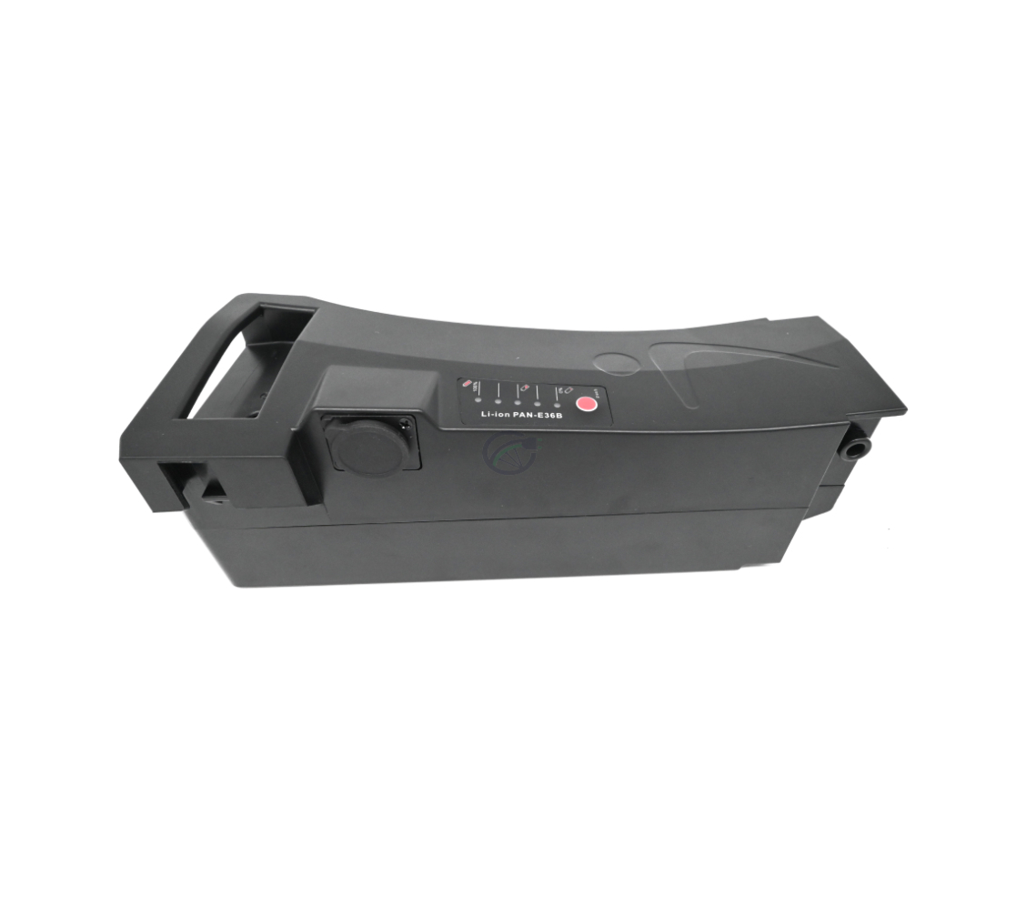 La batterie compatible Impulse 36V 14.5Ah produite par EYXON vue sous un angle oblique, montrant clairement le côté et le dessus de la batterie, y compris l'indicateur de batterie au-dessus. Le port de charge est fermé.