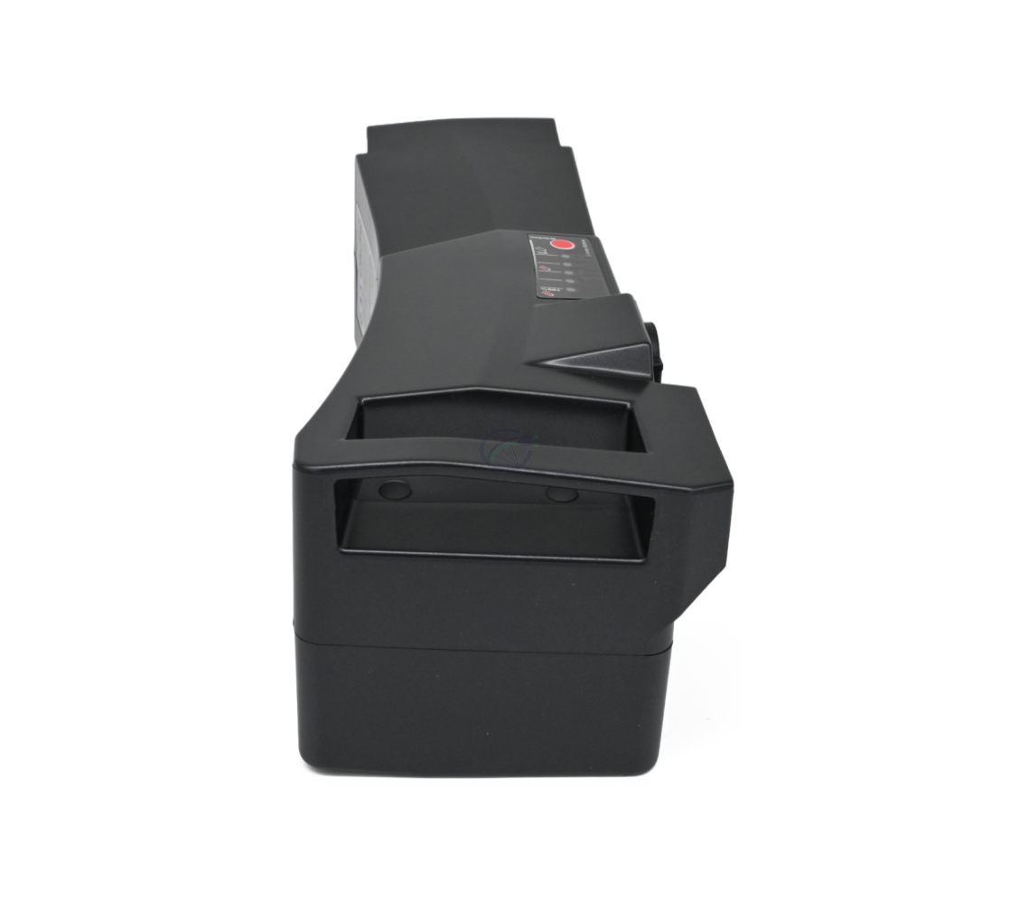 Vue arrière de la batterie Kalkhoff velo batterie Impulse 36V 17Ah. La poignée et le dessus de la batterie sont clairement visibles.

