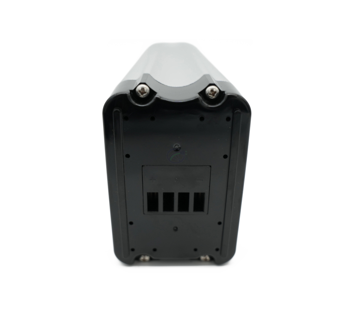Vue arrière de la Phylion XH370-12J Silverfish 37V 12Ah Compatible, prise de face avec la connexion au vélo bien visible.