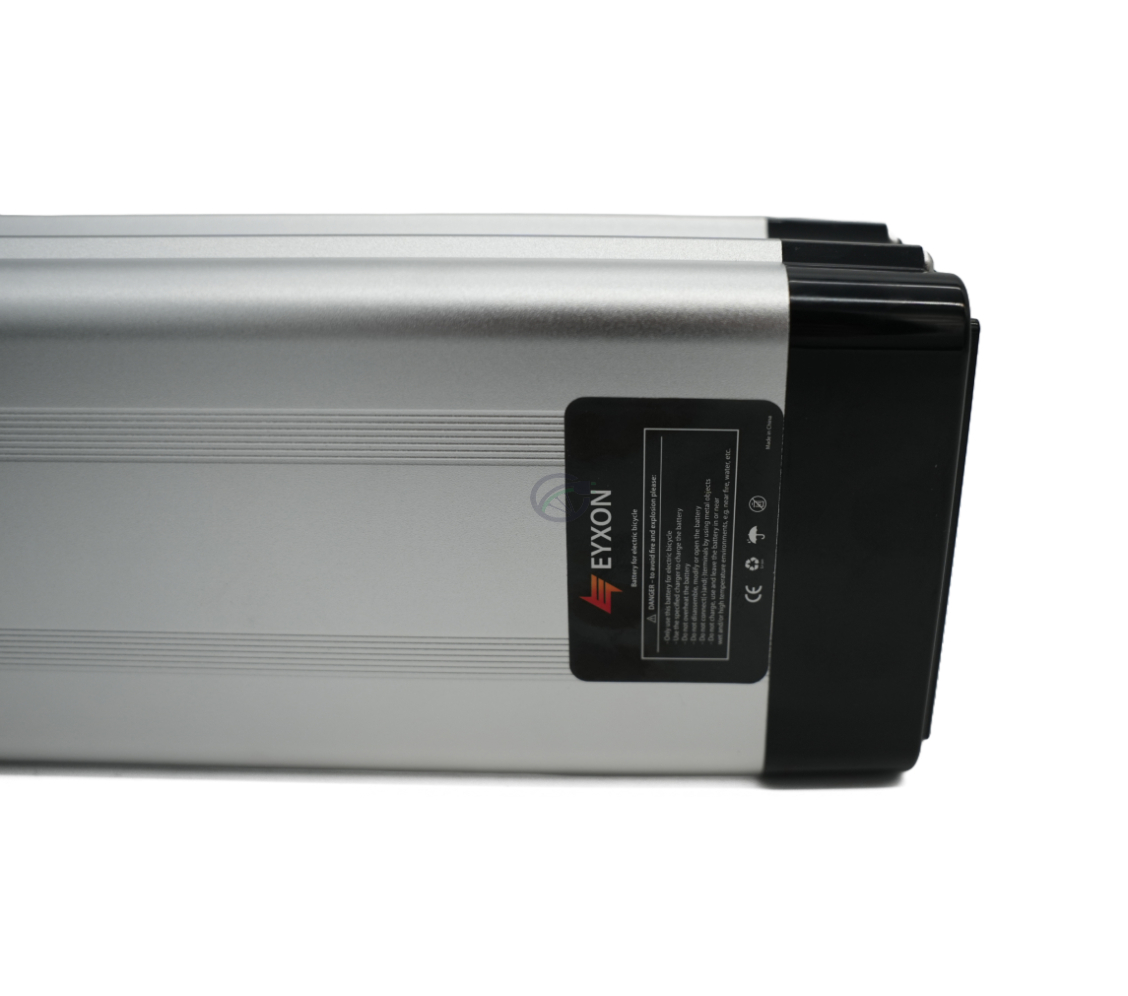 Gros plan de l'étiquette sous la Phylion XH370-12J Silverfish 37V 12Ah Compatible.