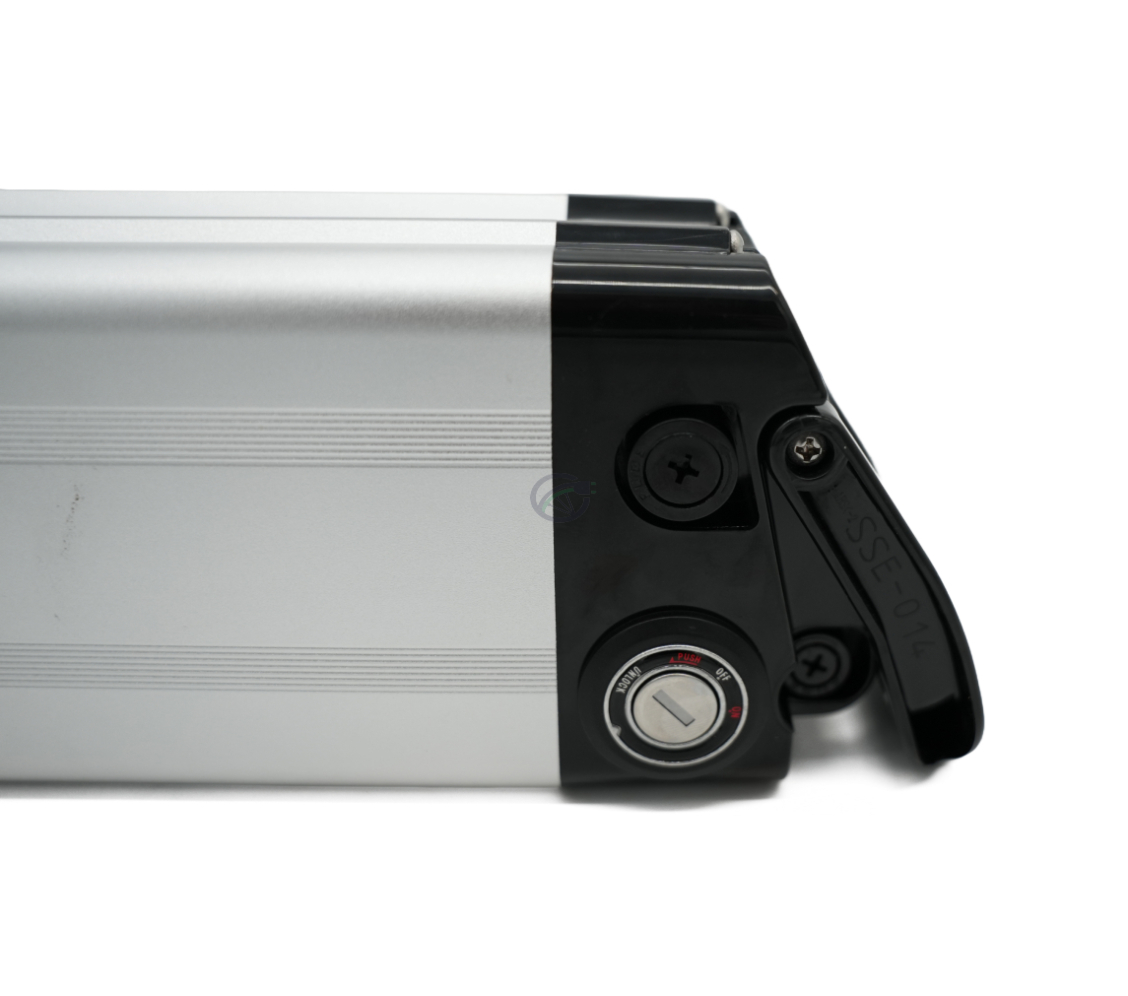 Gros plan du côté de la Phylion XH370-12J Silverfish 37V 12Ah Compatible avec la serrure bien visible.