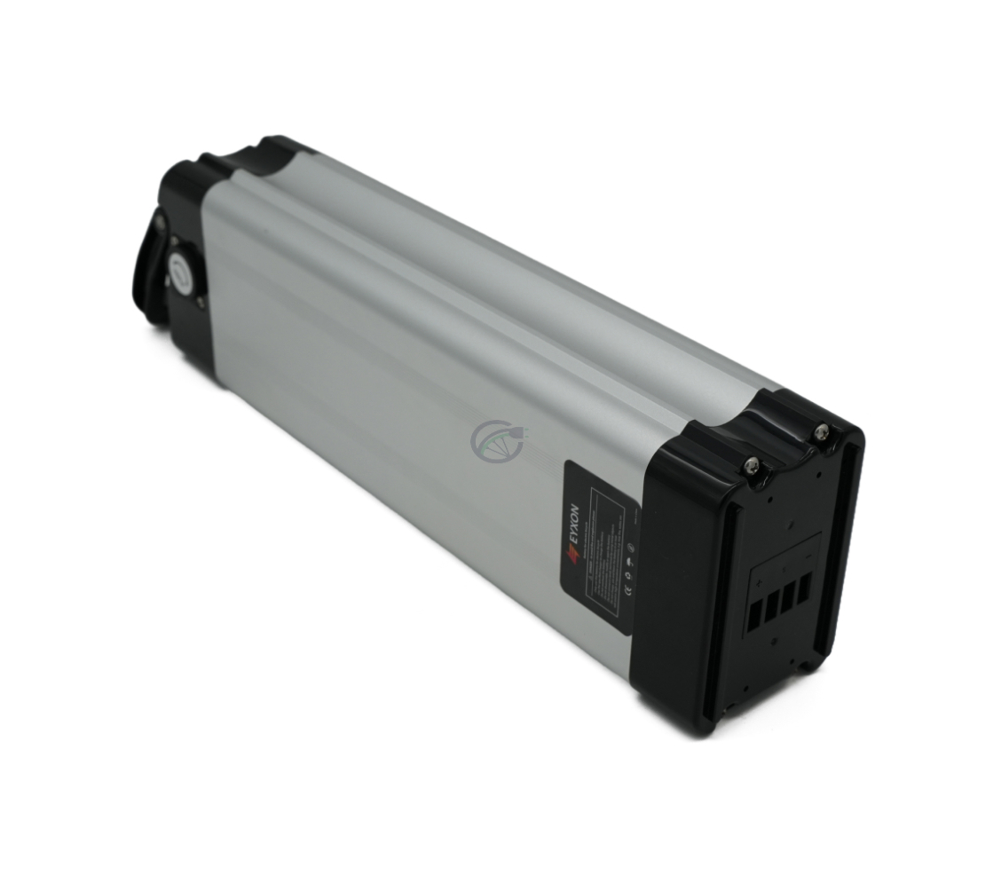 Vue trois-quarts de la Phylion XH370-12J Silverfish 37V 12Ah Compatible avec la connexion au vélo visible, prise d'en haut.