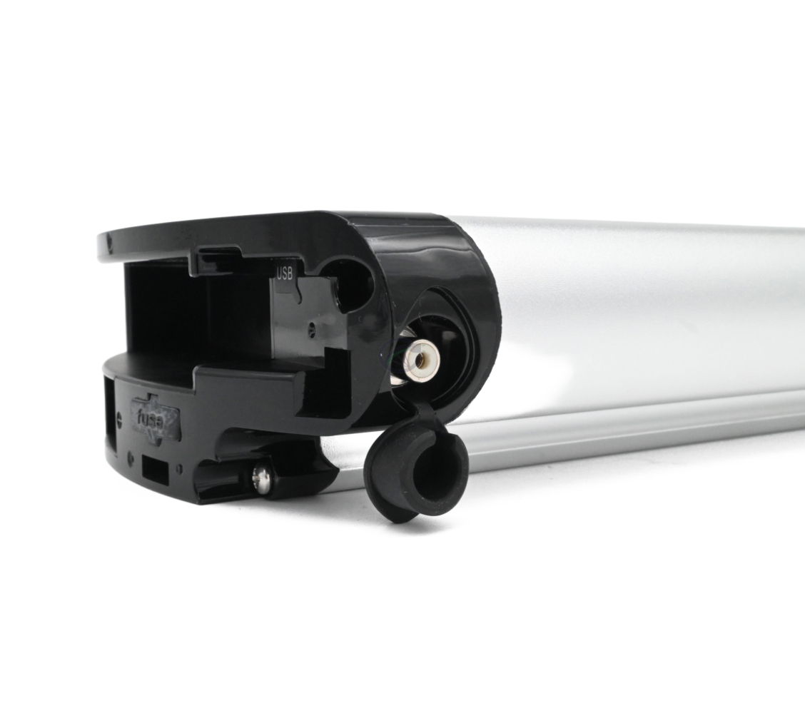 Vue de trois quarts avec la connexion de la Phylion XH370-13J Wall-E 37V 14Ah (2 pôles) clairement visible. La photo de cette batterie Phylion est prise d'un angle inférieur.