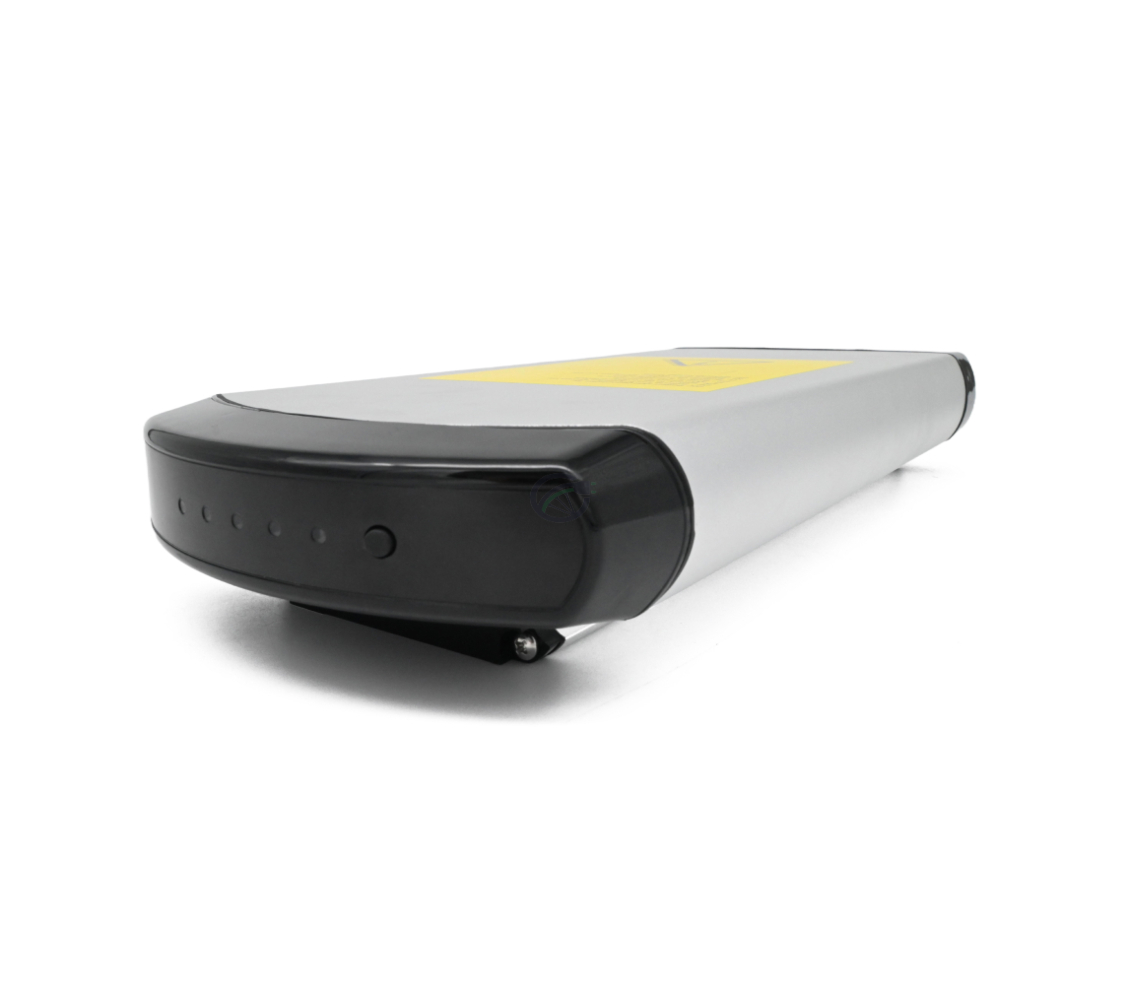 Vue de trois quarts de la Phylion XH370-13J Wall-E 37V 14Ah (2 pôles). La photo de cette batterie Phylion est prise d'un angle inférieur.