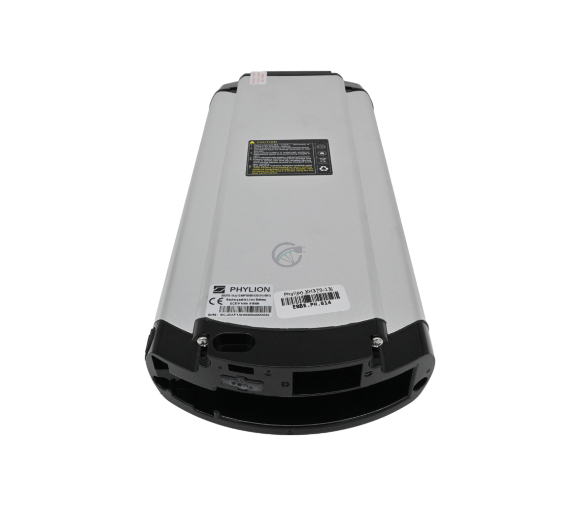 Vue de dessous de la Phylion XH370-13J Wall-E 37V 14Ah (2 pôles). La photo est prise d'un angle plus élevé, rendant bien visible la partie inférieure de la batterie Phylion.