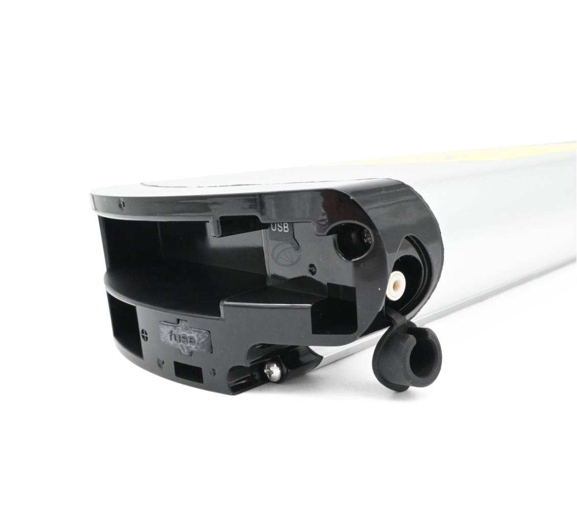 Vue oblique avant de la Phylion XH370-13J Wall-E 37V 14Ah (2 pôles). Le port de charge et la connexion pour vélo de cette batterie Phylion sont visibles.