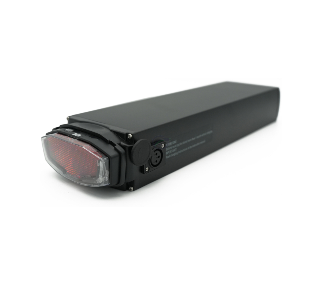 Vue en trois quarts de la batterie de vélo Promovec Carrier 6.2XL 36V 17.4Ah. Le feu arrière de la batterie et le port de chargement sont visibles.