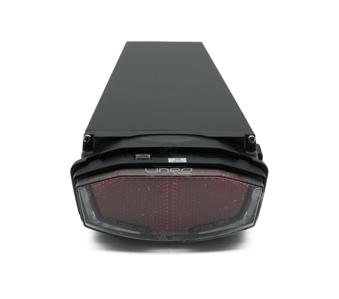 Vue arrière de la batterie de vélo Promovec Carrier 6.2XL 36V 17.4Ah. Le feu arrière de la batterie est visible.