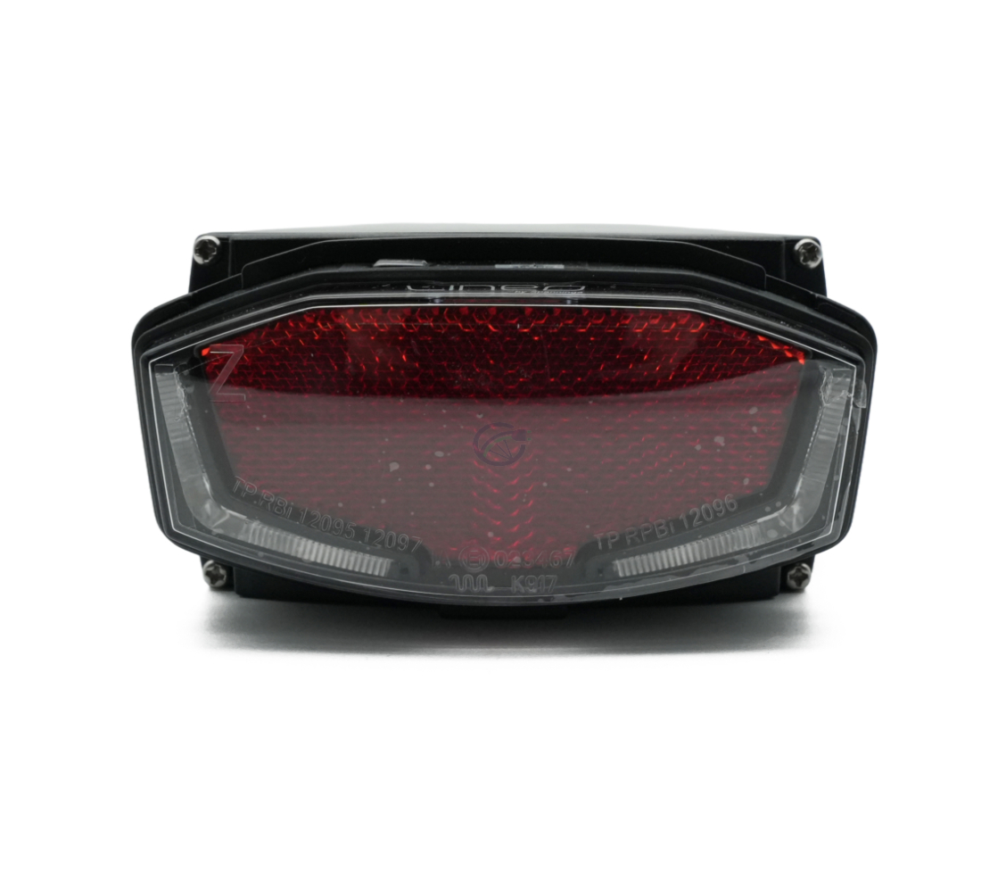 Photo en gros plan du feu arrière de la batterie de vélo Promovec Carrier 6.2XL 36V 17.4Ah.