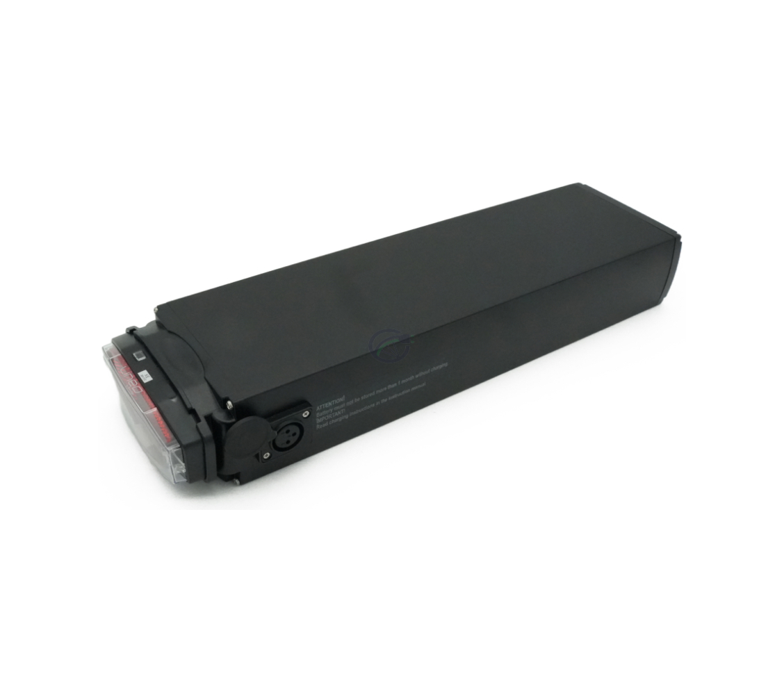 Vue en trois quarts prise d'un angle élevé de la batterie de vélo Promovec Carrier 6.2XL 36V 17.4Ah. Le port de chargement sur le côté de la batterie est bien visible.