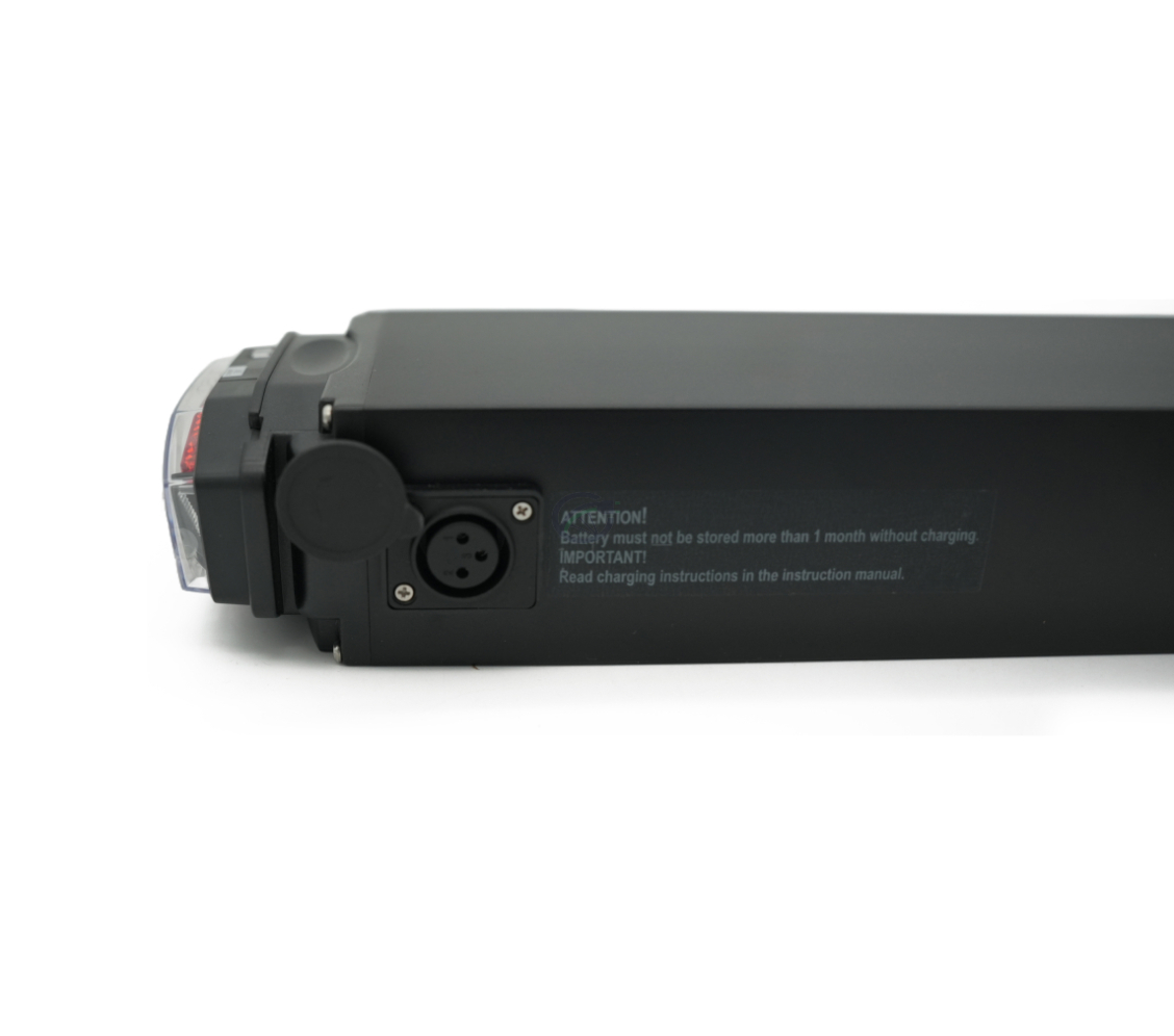 Photo en gros plan du port de chargement de la batterie de vélo Promovec Carrier 6.2XL 36V 17.4Ah.