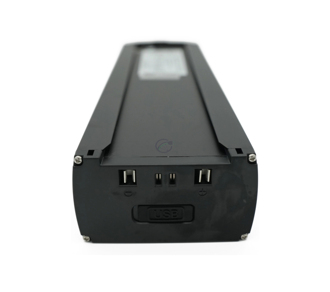 Vue en trois quarts de la batterie de vélo Promovec Carrier 6.2XL 36V 11Ah à l'envers. La connexion au vélo de la batterie est visible.