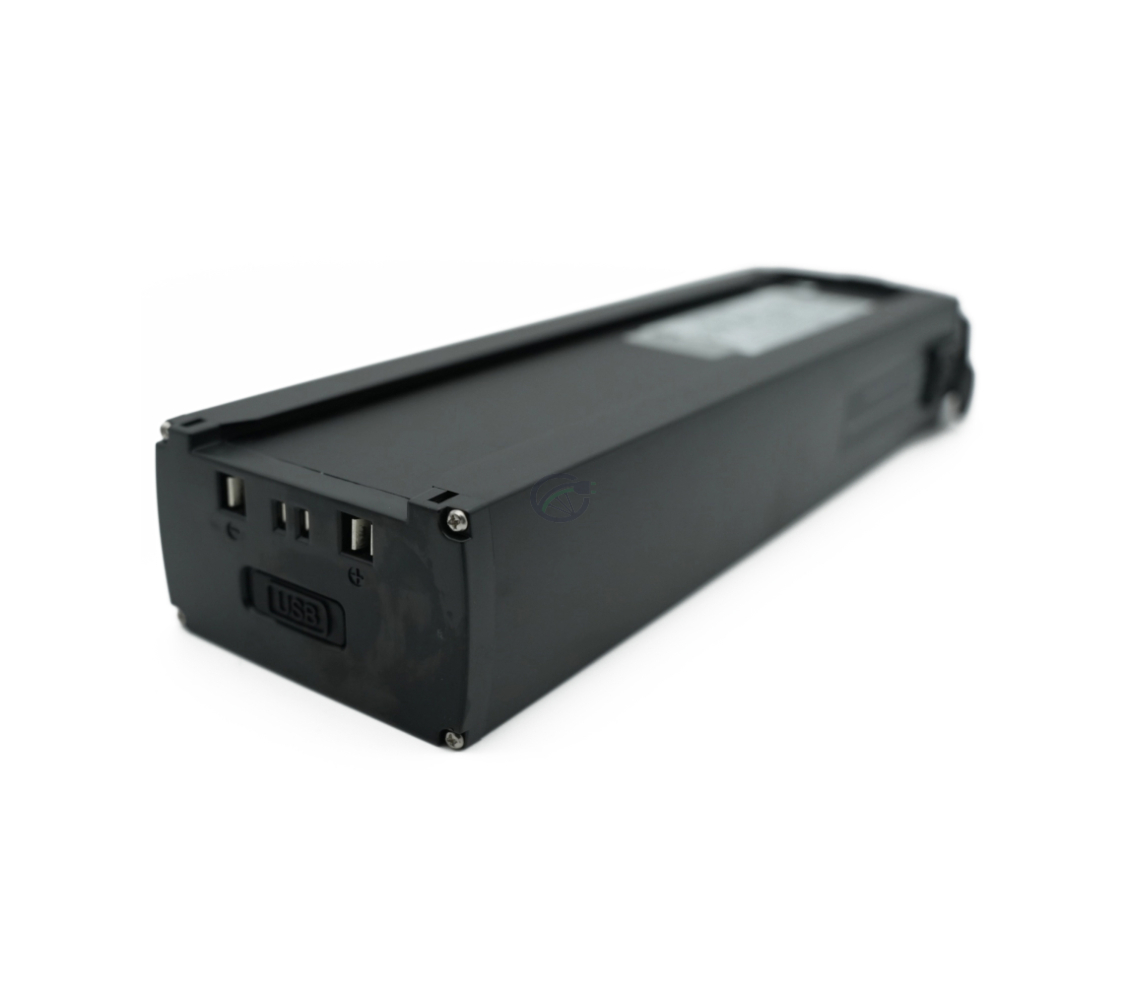 Vue en trois quarts de la batterie de vélo Promovec Carrier 6.2XL 36V 11Ah à l'envers. La connexion au vélo de la batterie est visible.