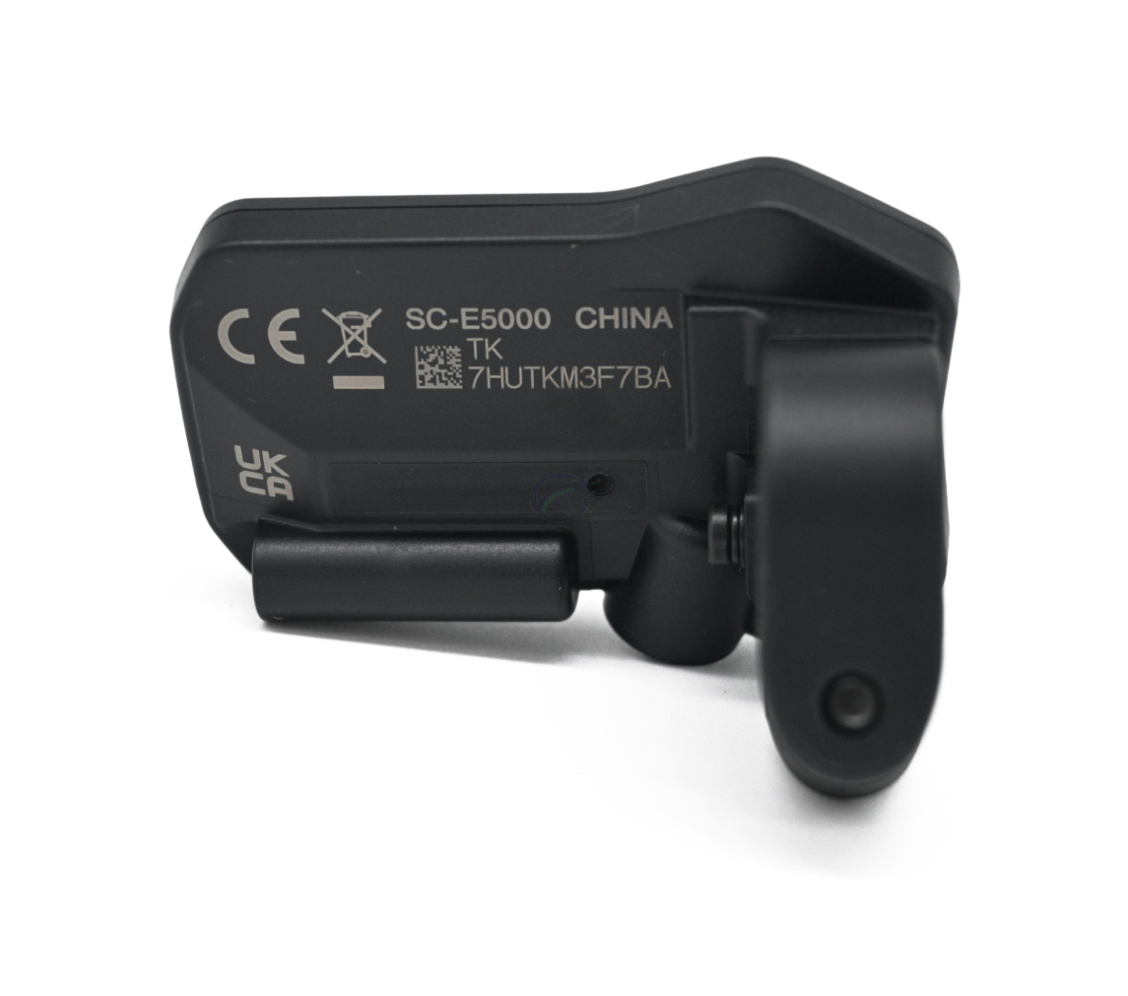 Vue arrière de l'ordinateur de vélo Shimano Steps display SC-E5000, le texte au dos est bien visible.
