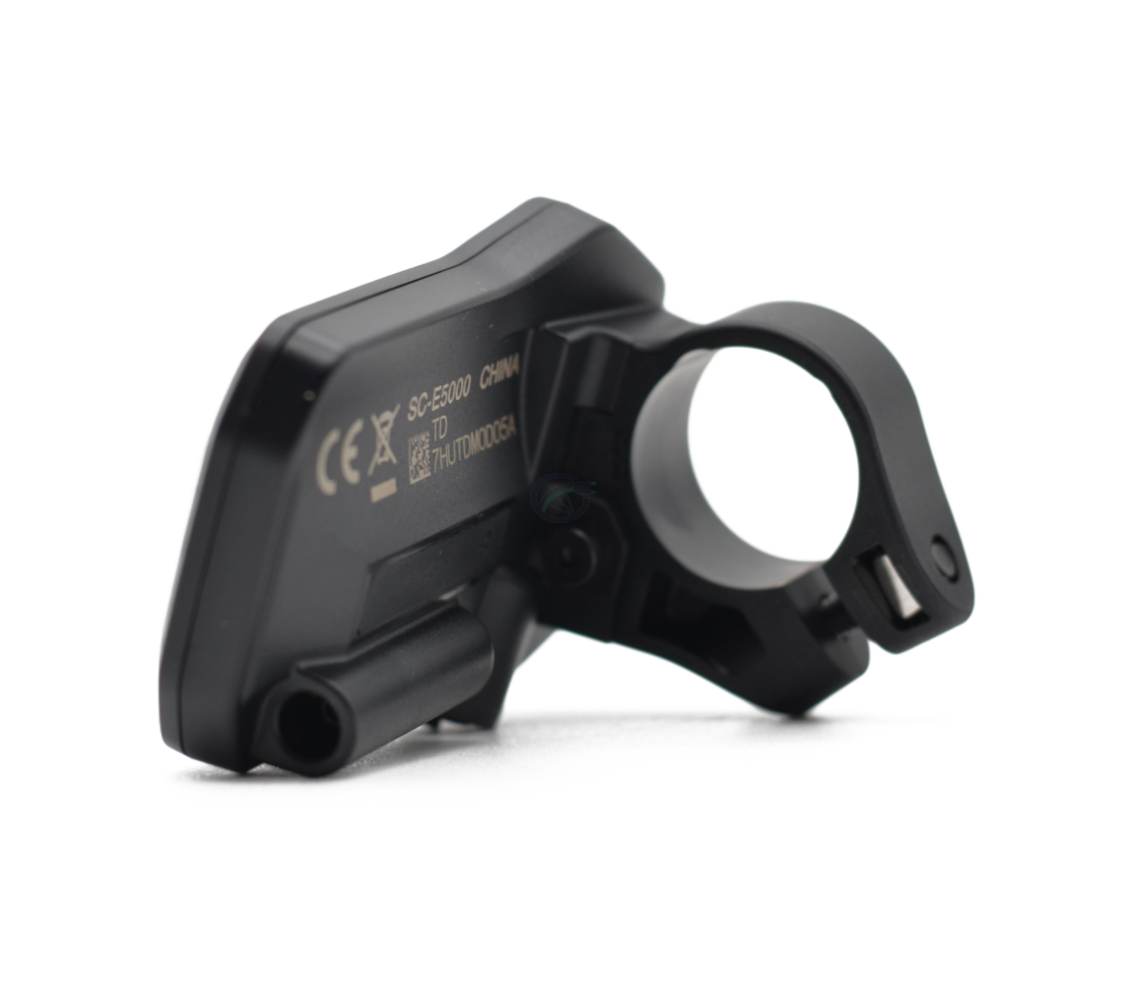 Vue en trois quarts de l'arrière de l'ordinateur de vélo Shimano Steps display SC-E5000. Le système de fixation est bien visible.