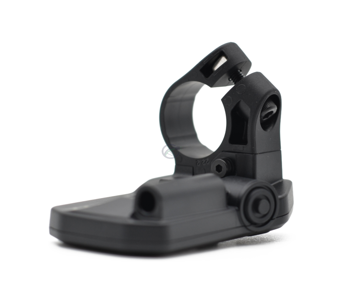 Système de fixation de l'ordinateur de vélo Shimano Steps display SC-E5000. L'écran est légèrement à l'envers.
