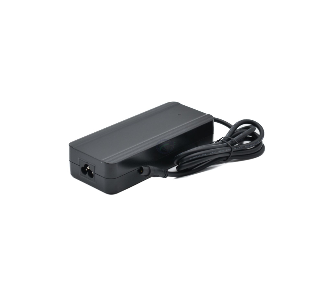 Ici, vous voyez une image du chargeur de batterie de vélo Sparta E-motion 29,4V 2,5A (3 broches). Cette image a été prise d'un angle où vous pouvez voir le dessus, le devant et le côté. Le câble est également visible.