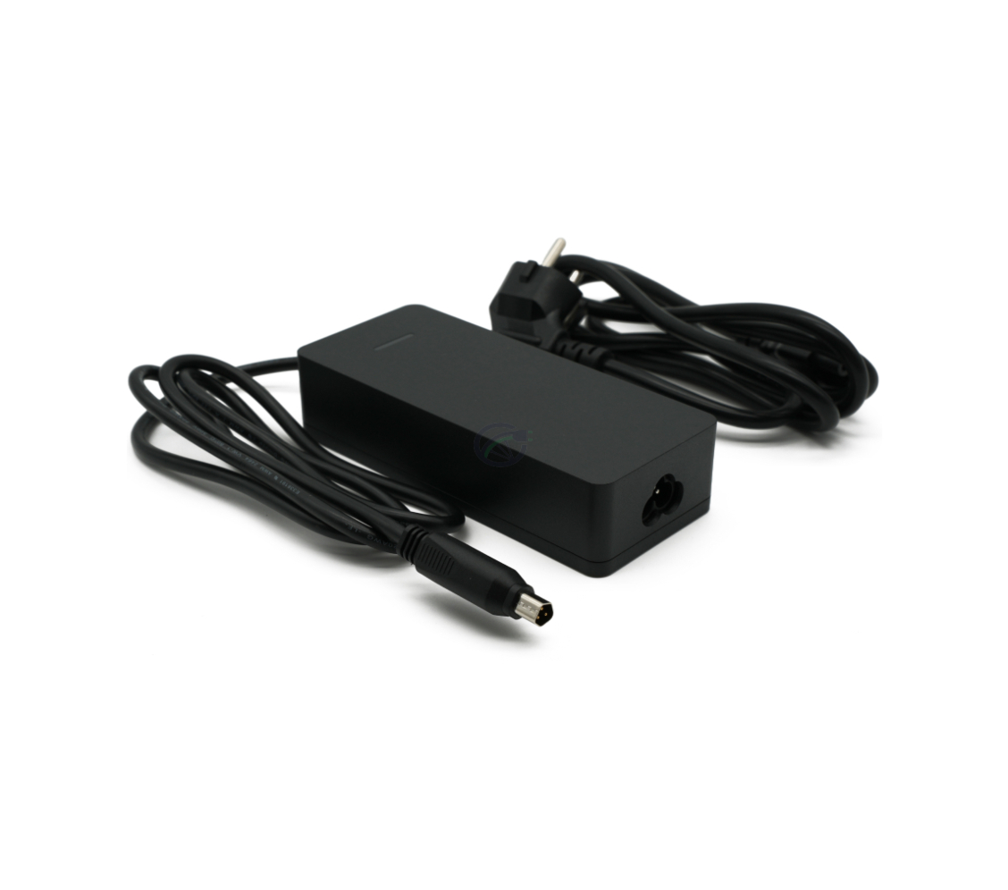 Vue à trois quarts du chargeur Sparta / Batavus E-Motion Smart avec la prise d'alimentation bien visible.
