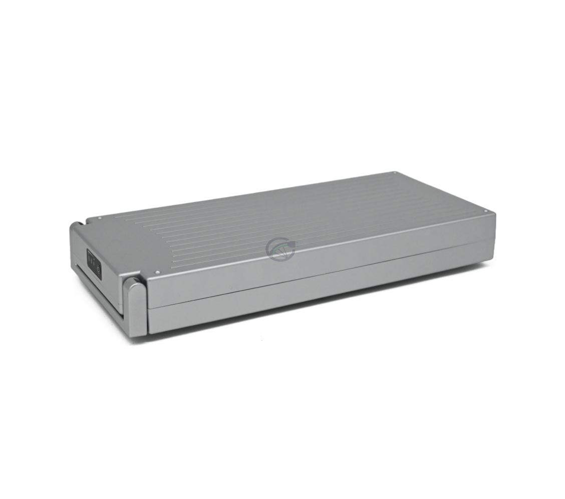 photo de la batterie de vélo Sparta E-motion C1/C2/C3 compatible Batavus 13.6Ah (argent) Incl. chargeur vue de côté où vous pouvez voir le dessus et le côté.
