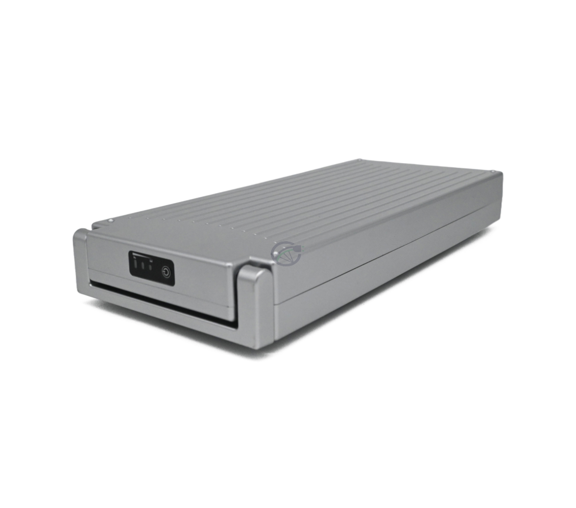 photo de la batterie de vélo Sparta E-motion C1/C2/C3 compatible Batavus 13.6Ah (argent) Incl. chargeur vue de côté où vous pouvez voir le côté et une partie de l'arrière de la batterie.
