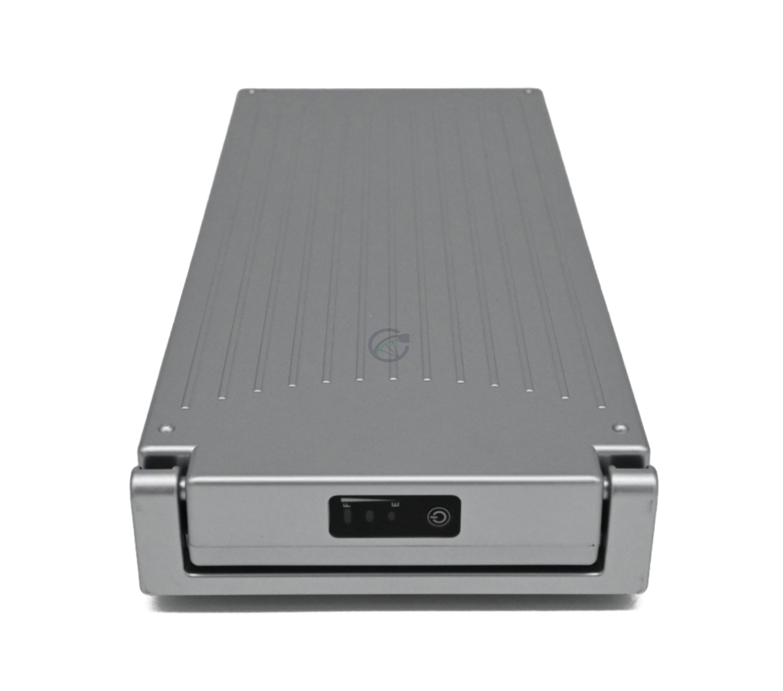 photo du dessus de la batterie de vélo Sparta E-motion C1/C2/C3 compatible Batavus 13.6Ah (argent) Incl. chargeur où vous pouvez voir le bouton d'alimentation et l'indicateur de pourcentage de batterie. On voit aussi la poignée pour la batterie.
