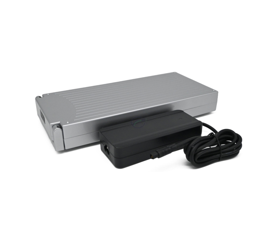 photo de la batterie de vélo Sparta E-motion C1/C2/C3 compatible Batavus 13.6Ah (argent) Incl. chargeur vue de face où vous pouvez voir la prise pour le vélo.