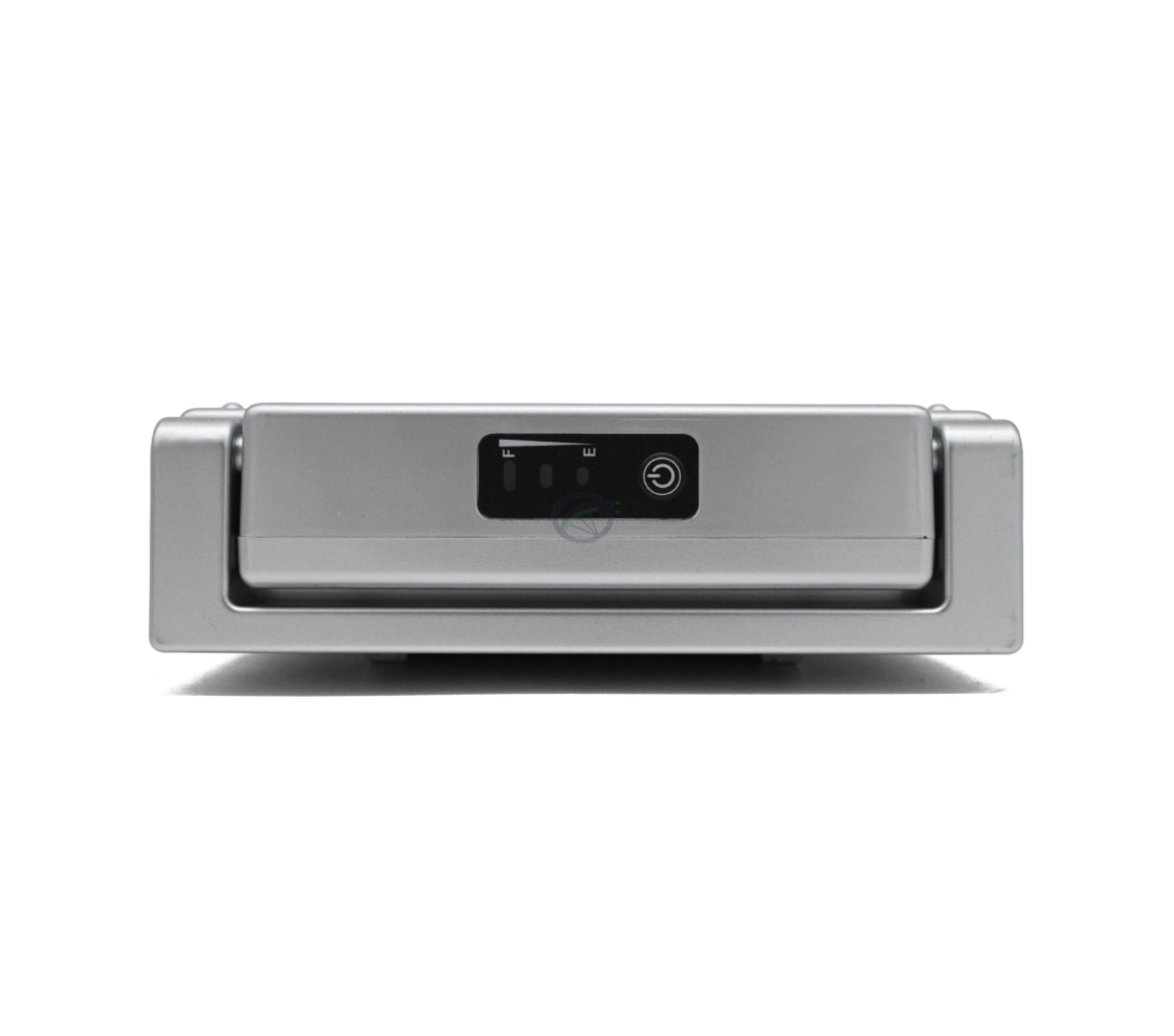 photo de l'arrière de la batterie de vélo Sparta E-motion C1/C2/C3 compatible Batavus 13.6Ah (argent) Incl. chargeur vue de près où vous pouvez voir clairement le bouton d'alimentation et l'indicateur de pourcentage de batterie.
