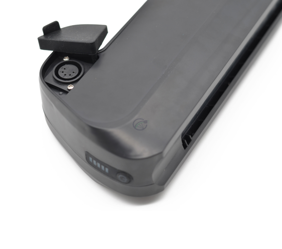 Photo en gros plan du port de charge de la batterie de vélo TranzX BL21 36V 6.8Ah. L'indicateur de batterie est également visible sur la photo.