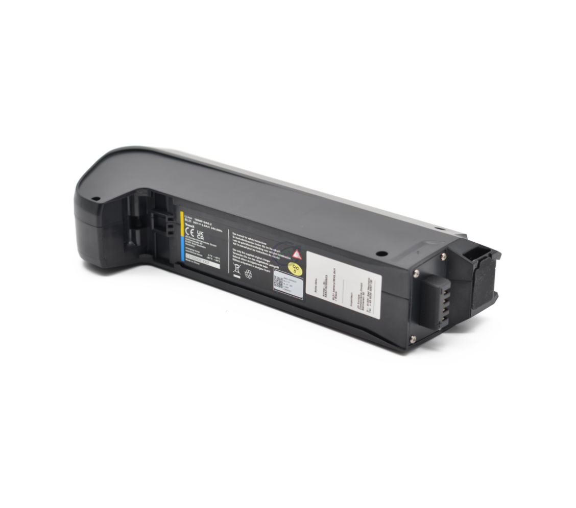 Vue en trois quarts de la batterie de vélo TranzX BL21 36V 6.8Ah allongée. Les connexions du vélo et les étiquettes sous la batterie sont clairement visibles.