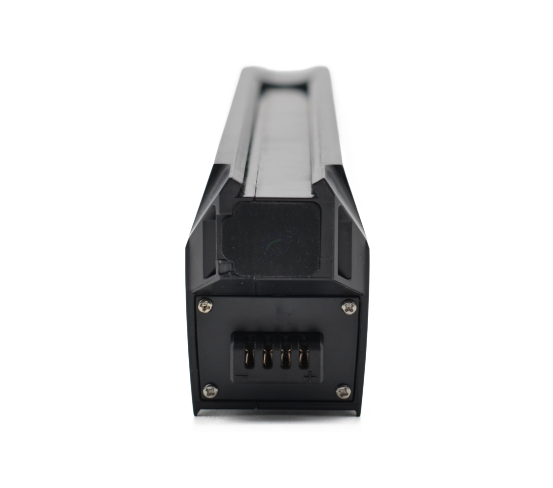 Gros plan de la connexion de la batterie de vélo TranzX BL21 36V 6.8Ah. Les connecteurs sont bien visibles.