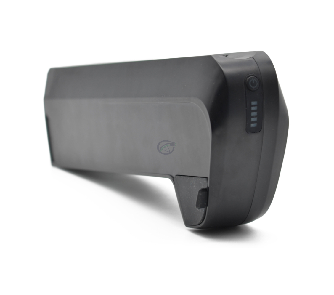 Vue en trois quarts de la batterie de vélo TranzX BL21 36V 6.8Ah telle qu'elle est placée dans le vélo.