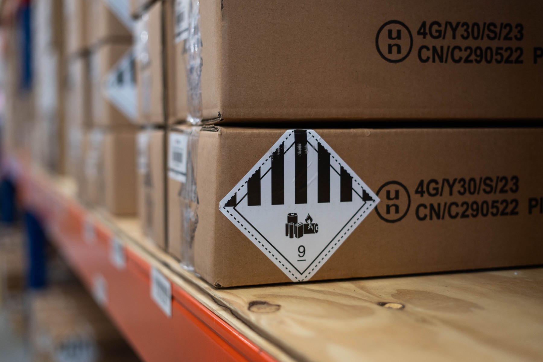 Pakket opgeslagen in een magazijn met op het pakket een logo van een brandbaar product