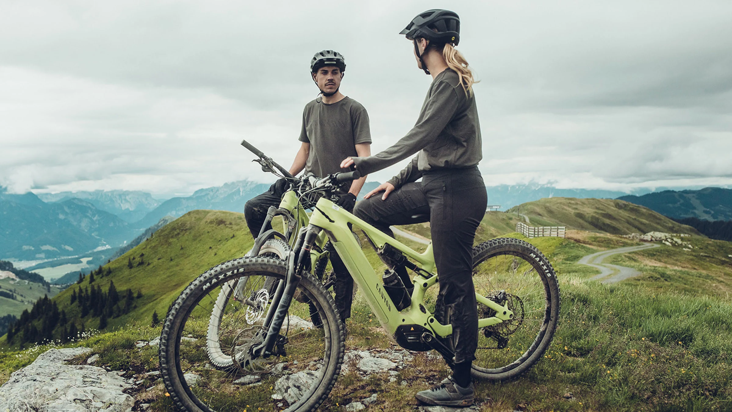 Deux cyclistes électriques sur une montagne avec une belle vue