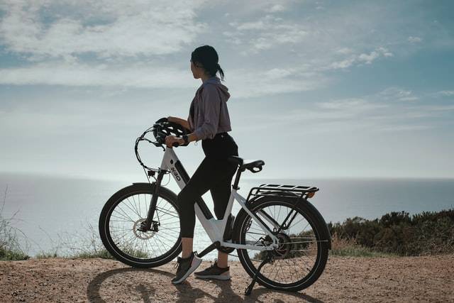 Vélo électrique avec le soleil et le rocher d'une montagne en arrière-plan